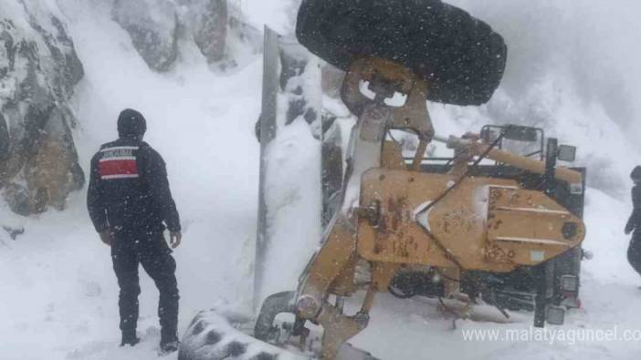 Kar temizliği yapan iş makinası devrildi, sürücüsü yaralandı