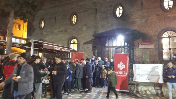 İstanbul'un camilerinde vatandaşlara salep ve kandil simidi ikramı