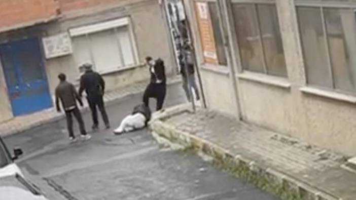 İstanbul'da sokak ortasında kavga! Tartıştıkları genci acımasızca dövdüler