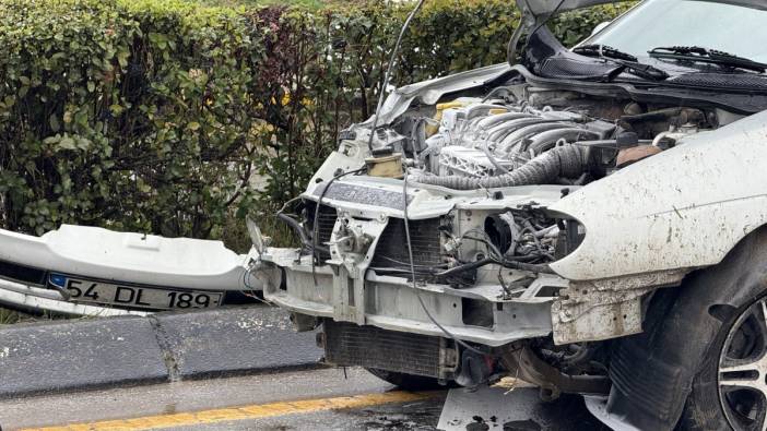 Sakarya'da otomobil refüje çarptı! Aracın motor kısmı alev aldı
