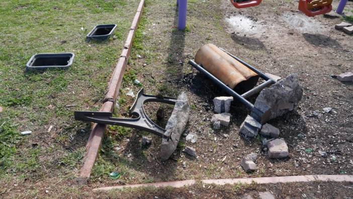 Çukurova’da çocuk parkına saldırı! Oyun alanlarını yakıp yıktı