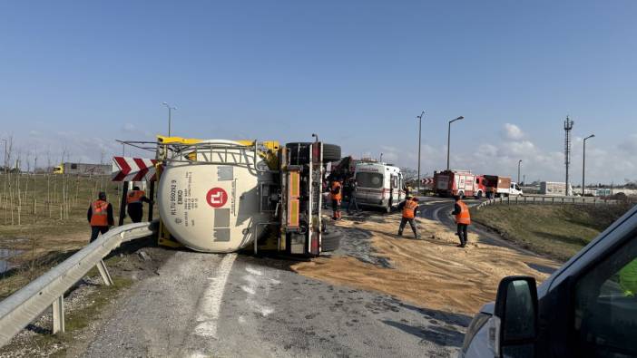 TEM Otoyolu'nda tanker devrildi! 1 kişi yaralı
