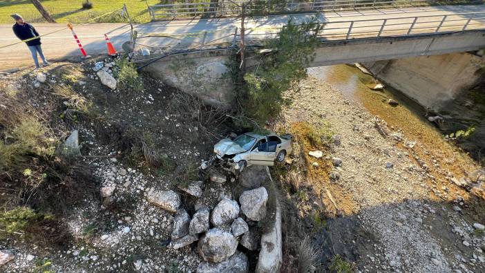 Antalya’da korkunç kaza! Yoldan çıkan otomobil köprüden uçtu: 1 ölü