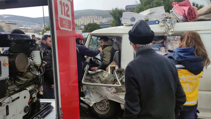 Minibüs ve ticari araç kafa kafaya çarpıştı: Sürücü araç içinde sıkıştı