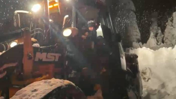 Yolu kapanan köyde hastalanan çocuk için seferber oldular