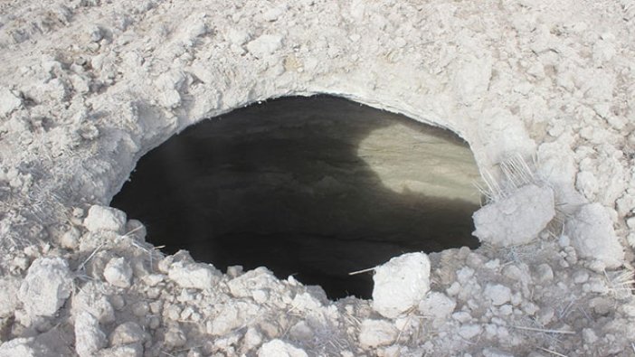 Karapınar'da 8 metre derinliğinde obruk oluştu