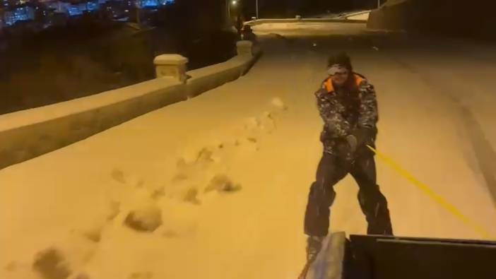 Gümüşhane’de tarihi mahallenin yolunda kayak heyecanı