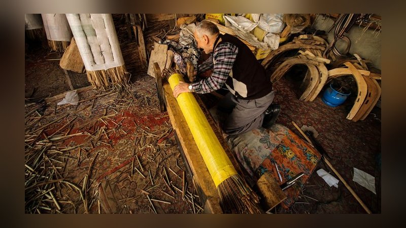 Muammer usta 62 yıldır hasır yastık üretiyor