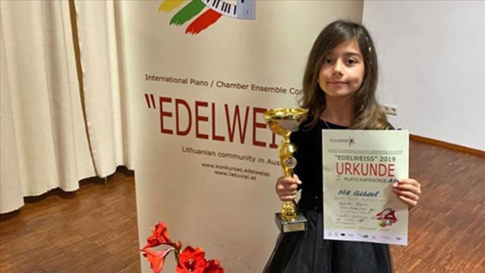 Piyanonun 'altın kızı' Nil Göksel Viyana'dan birincilikle döndü