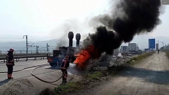 D-650’de karayolunda iş makinesini taşıyan tır alevlere teslim oldu