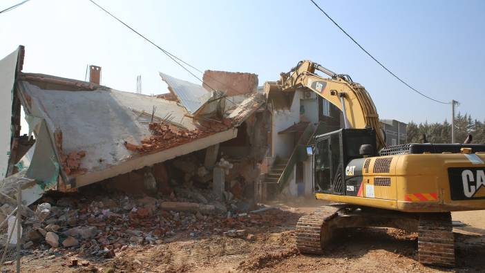Nilüfer’de 2 katlı kaçak bina böyle yıkıldı