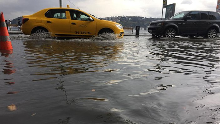 Sarıyer'de yolları su bastı