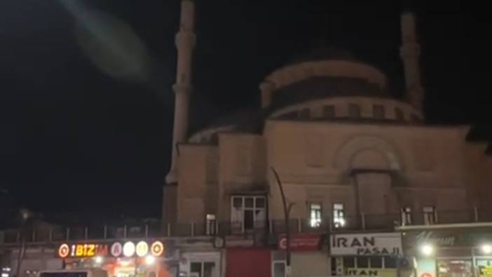 Depremin ardından Yüksekova'da anons yapılarak vatandaşlar camiye davet edildi