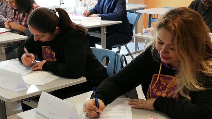 Veliler yıllar sonra yeniden öğrenci oldu