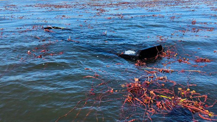 Sandalları alabora olan 2 genç kayboldu