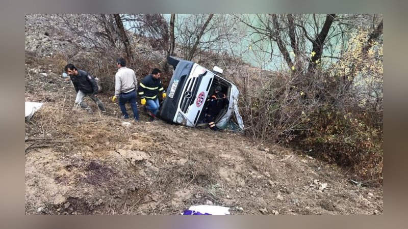 Sporcuları taşıyan minibüs devrildi