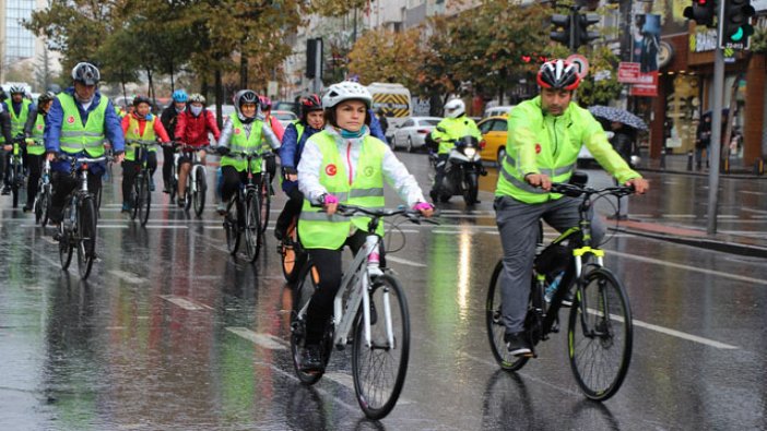 ‘Barikatsız dünya’ için pedal çevirdiler