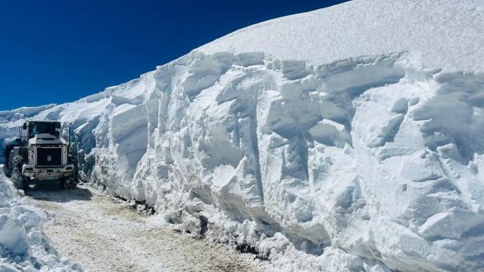 Yüksekova'da kar 3 metrelik kar tünelleri oluştu