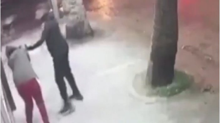 Genç kız, sokak ortasında dövüldü