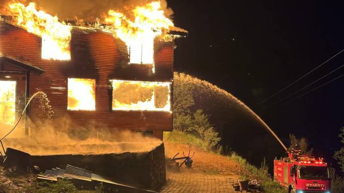 Artvin'de 2 katlı ahşap ev alevlere teslim oldu