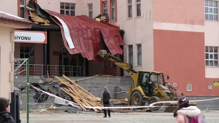 Erzurum’da fırtına: Birçok evin çatısı uçtu
