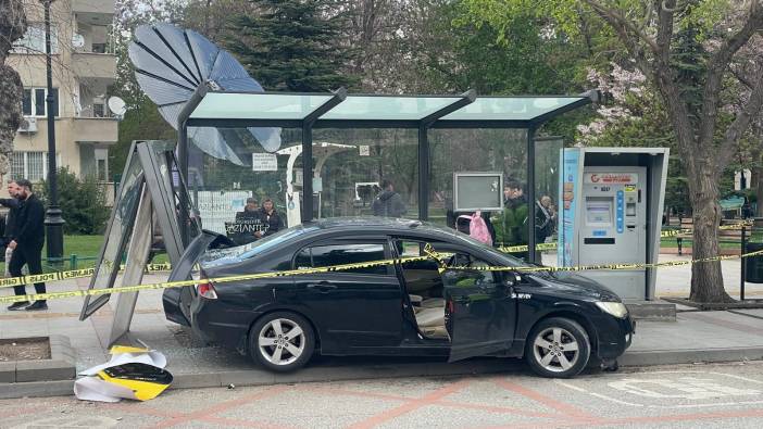 Gaziantep’te kaza! Otomobil, otobüs durağına daldı, 5 yaralı