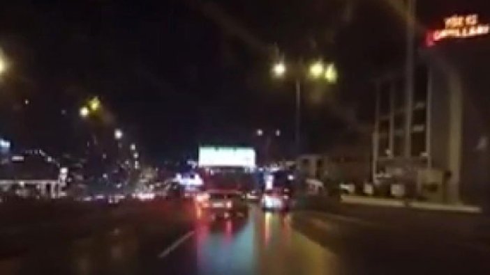 Beylikdüzü'nde makas atarken bariyerlere çarptı