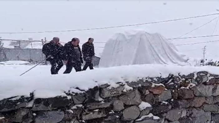 Ardahan'da köylüler güne kar yağışıyla uyandı