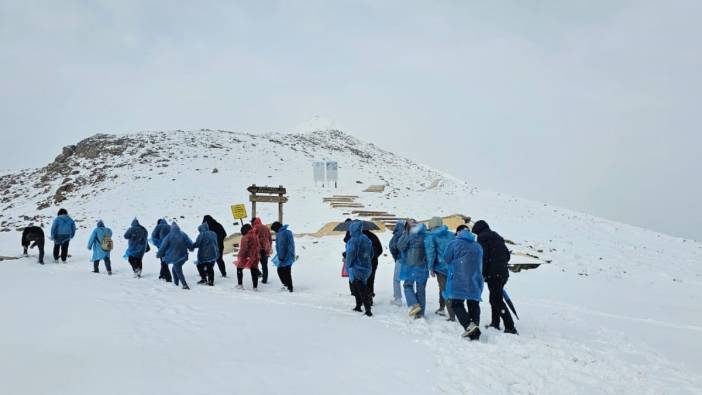 Nisan ayında Nemrut'ta turistlere kar sürprizi