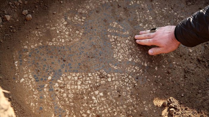 Tarlada buldukları mozaiği 30 milyon dolara satmak isterken yakalandılar