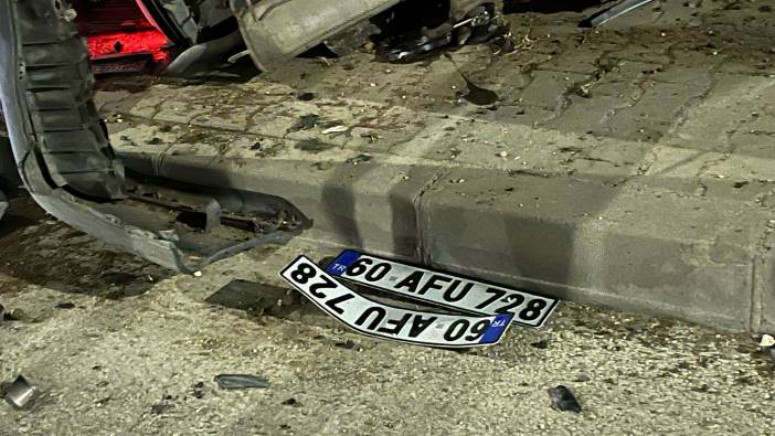 Kaldırıma çarparak yan yatan otomobildeki 2 kişi yaralandı