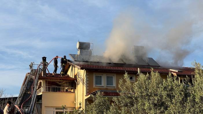 Çatıda çıkan yangın evi sardı