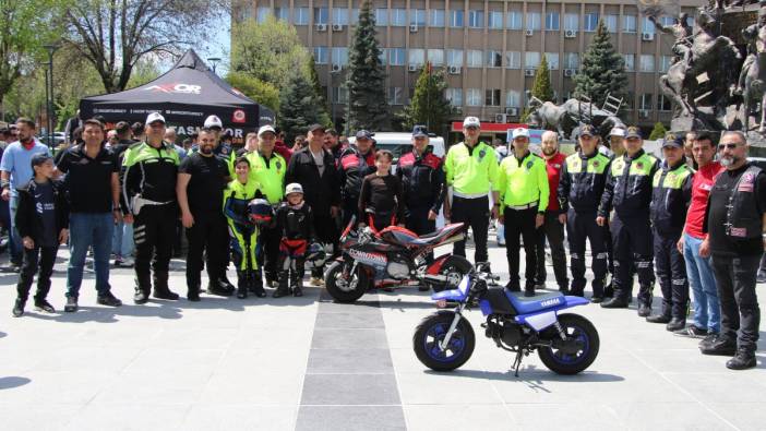 Uşak'ta polis ve jandarma ekiplerinden motosiklet sürücülerine farkındalık eğitimi