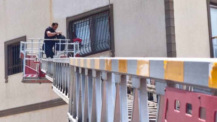 Pencere korkuluklarında mahsur kalan kedi, itfaiye ekiplerini harekete geçirdi