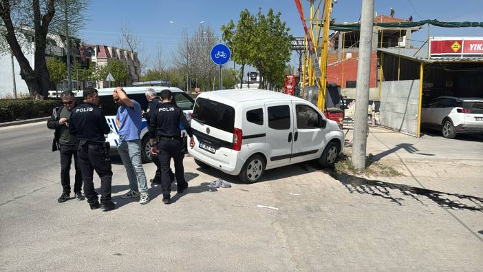 Eskişehir’de kovalamaca: Polisten kaçan araç aydınlatma direğine çarptı