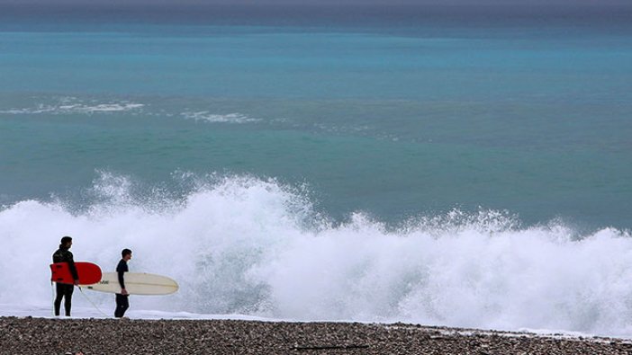 Sörfçüler, 'kırmızı alarm'ı fırsata çevirdi