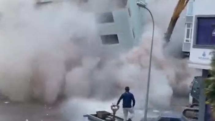 Kartal'da bir bina yıkım esnasında çöktü