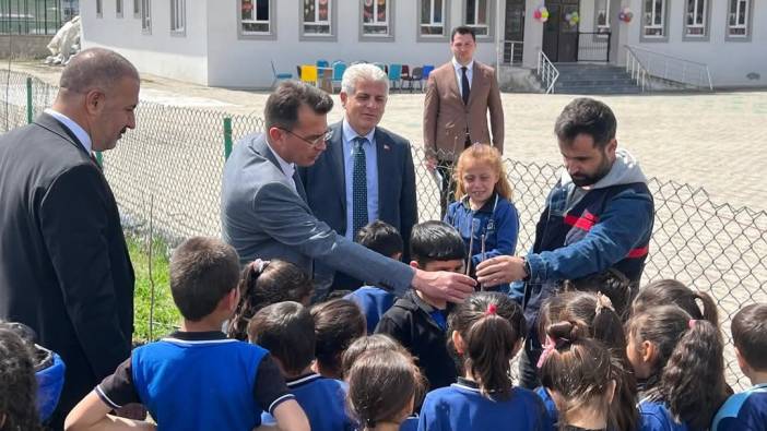 Öğrencilerden ağaç dikim etkinliği
