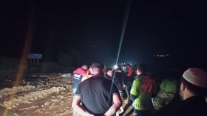 Siirt'te sağanak nedeniyle derler taştı, yollar kapandı