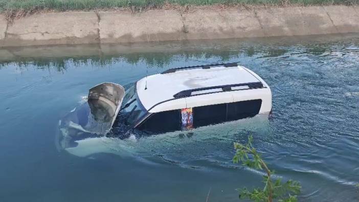 Hafif ticari araç sulama kanalına devrildi: Sürücü yardımı reddetti