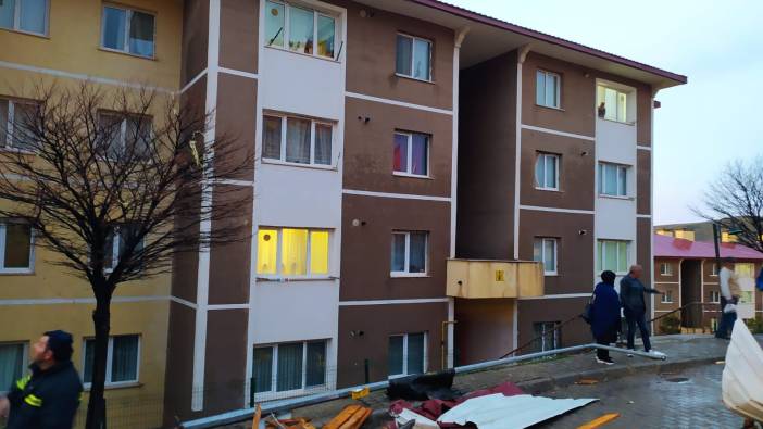 Bayburt'ta kuvvetli rüzgar evlerin çatılarını uçurdu