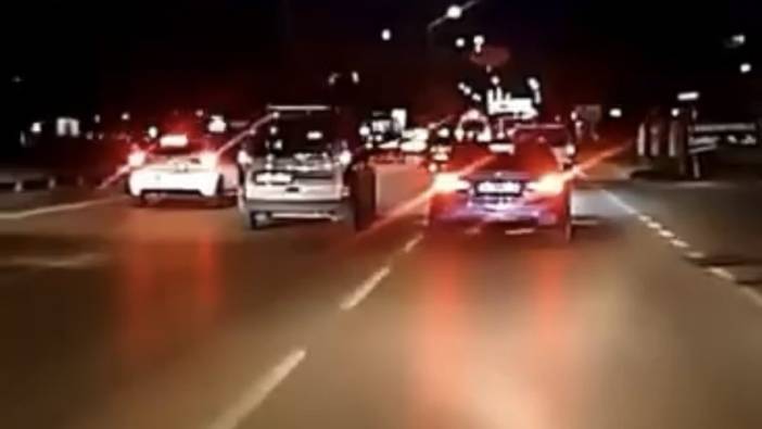 Lüks otomobil sürücüsünün tehlikeli manevrası kamerada