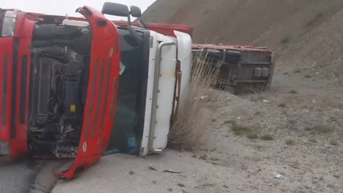 Beyaz eşya yüklü tır devrildi, sürücü yaralandı