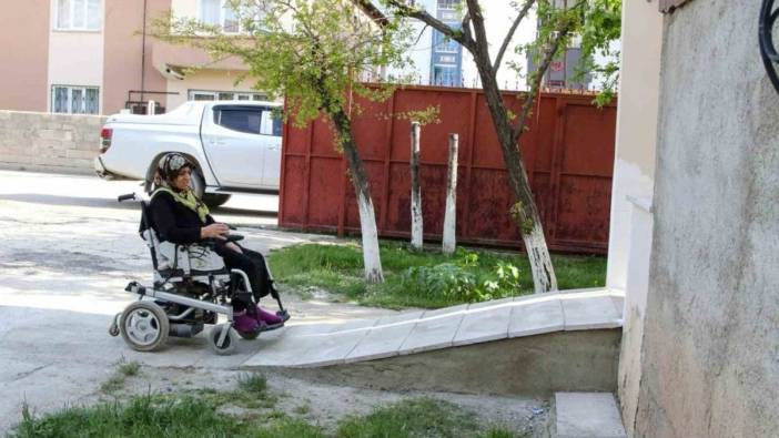 Van Büyükşehir Belediyesi, engelli vatandaşa tekerlekli sandalye ve rampa hediye etti
