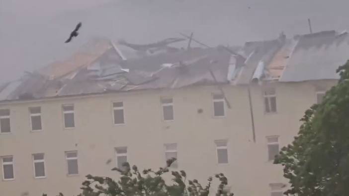 Mazgirt'te fırtına binanın çatısını uçurdu