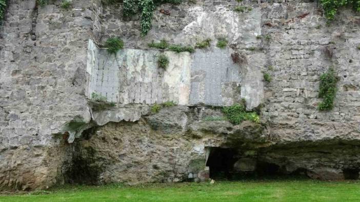 Trabzon Kalesi surlarındaki fayanslar temizlendi