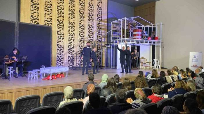 Karacabey'de 'Süleyman ve Öbürsüler' unutulmaz bir tiyatro deneyimi yaşattı