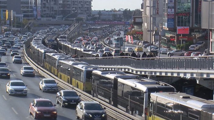 Metrobüste yoğunluk!