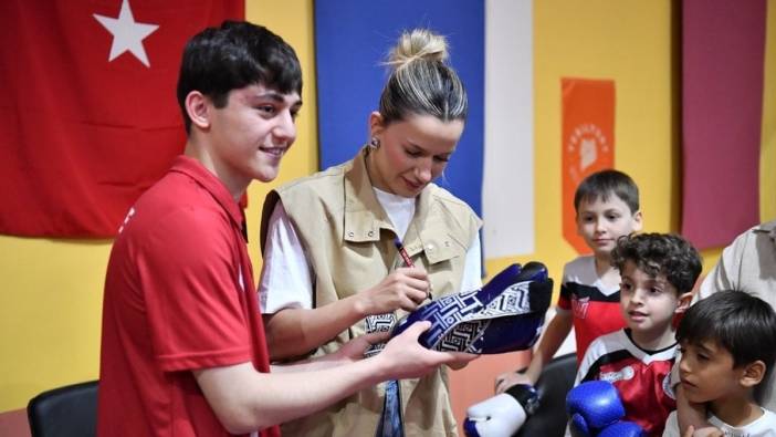 Hatice Akbaş, genç kick-boksçularla buluştu