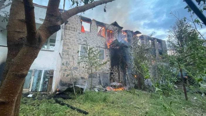 Yusufeli'nde ahşap ev kül oldu